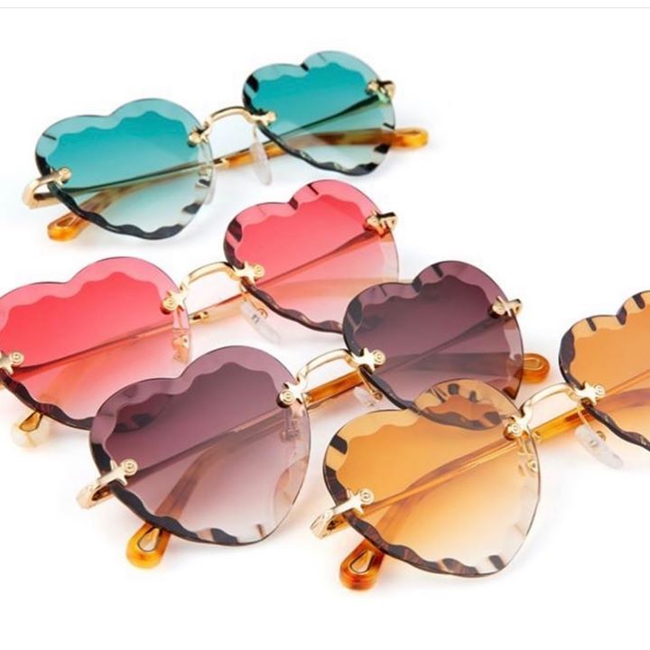 ▪️Chloé Rosie solaire ▪️ Chloé vous présente les audacieuses lunettes de soleil Rosie, dotées…
