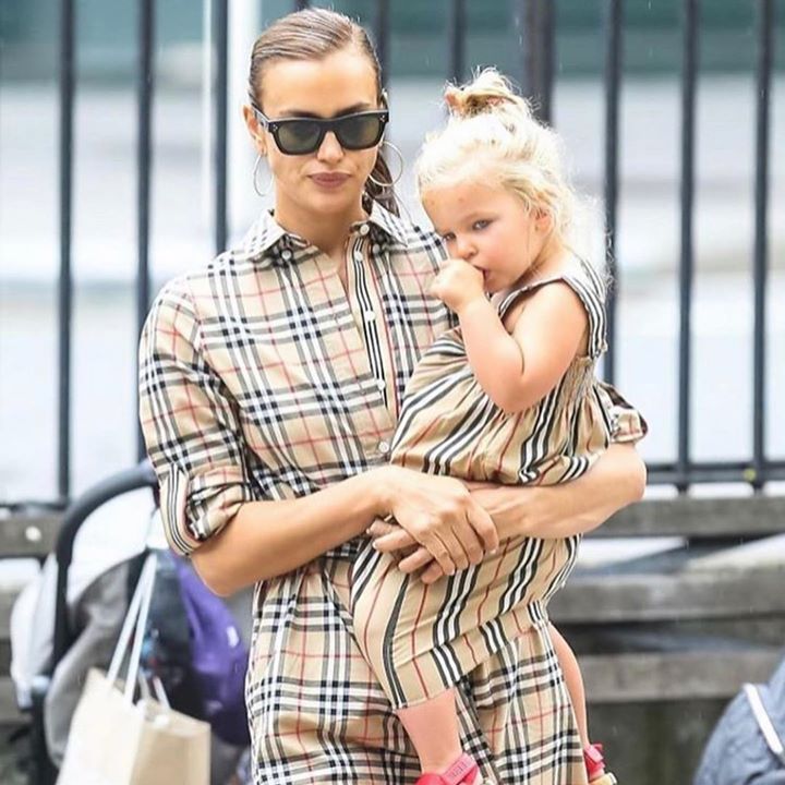 Irina Shayk et sa fille Lea parfaitement assorties en Burberry, et Ray-Ban Wayfarer pour…